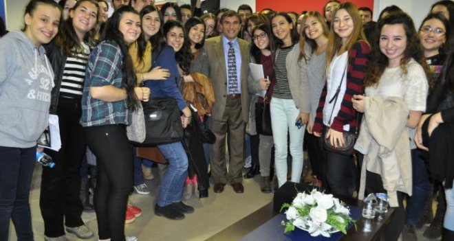 Prof. Dr. Üstün Dökmen İzmir Üniversitesi öğrencileri ile buluştu