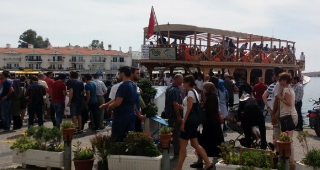 Ramazan öncesi Foça'ya akın ettiler