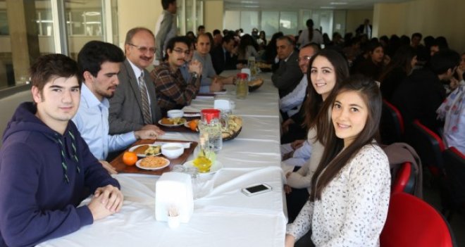 Rektör Prof.Dr.Akhan öğrencileri dinledi