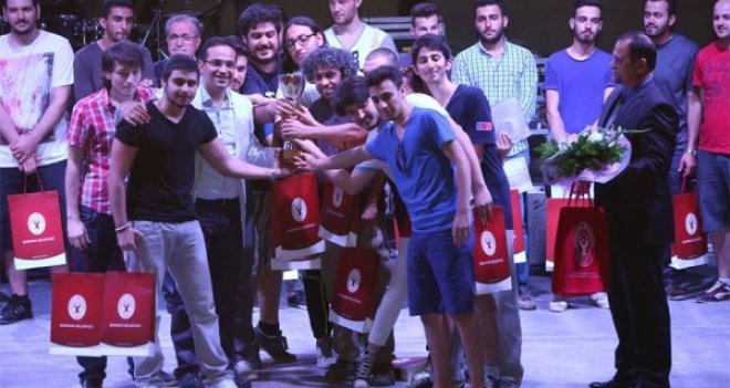 Renkler yarıştı, İzmir Üniversitesi şampiyon oldu