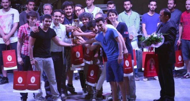 Renkler yarıştı, İzmir Üniversitesi şampiyon oldu