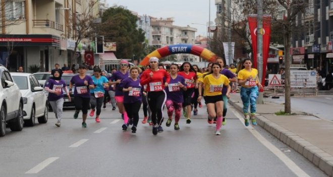 Renkli kadınlar hakları için koştu