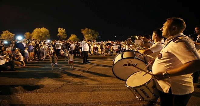 Haydi Bostanlı sahile, müzik dinlemeye...