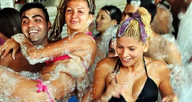 Sahillerde iğne atsan yere düşmeyecek...