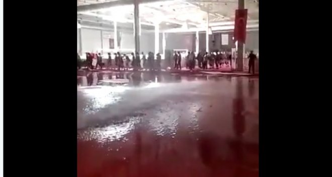 Salona su bastı maç yarıda kaldı...