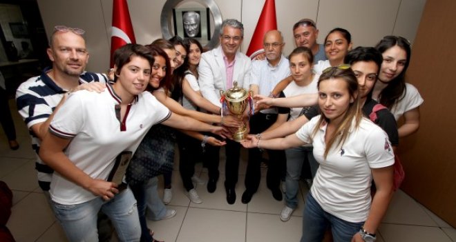 ŞAMPİYON KIZLARDAN AKPINAR’A ZİYARET