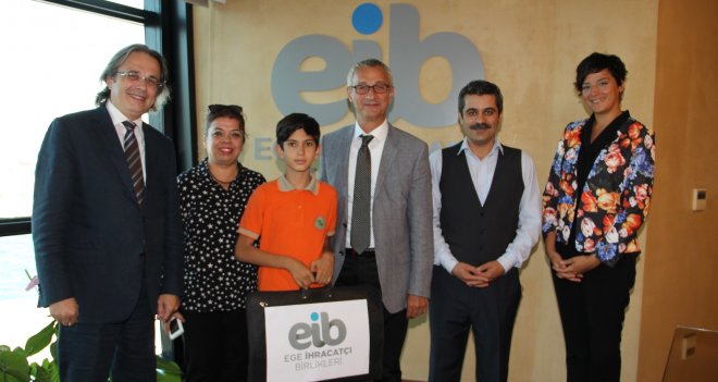 Şampiyon küçük ressama ilk ödül EİB Başkanı Ünlütürk’ten