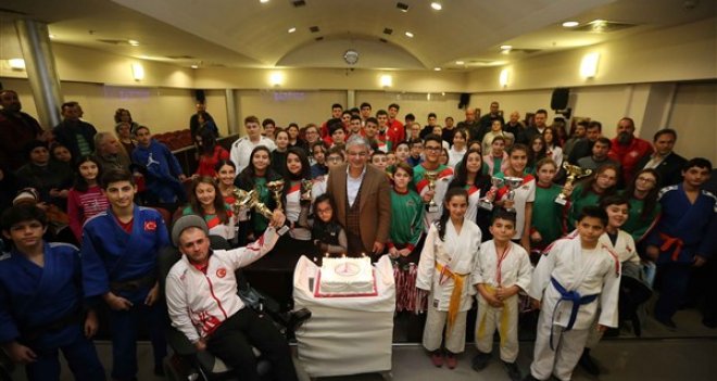 Şampiyonlar, Başkan Akpınar ile birlikte yeni yıl pastası kesti