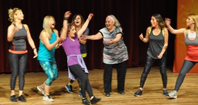 Sanayici eşleri öğrenciler için sahnede