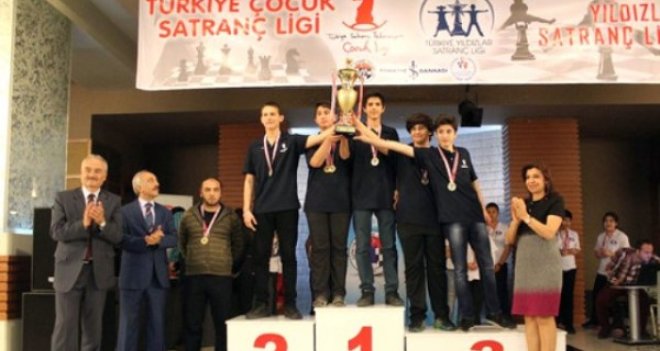 Satrançta Yamanlar'dan iki kupa