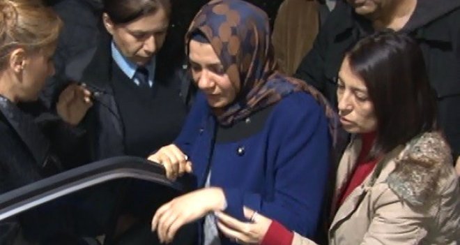 Şehit Polisin eşi gözyaşları içinde hastaneden ayrıldı