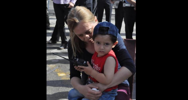 Şehit Polisin Oğlu, babasının telsizini elinden bırakmadı