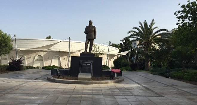 Selçuk Yaşar'ın heykeli yerine kondu...