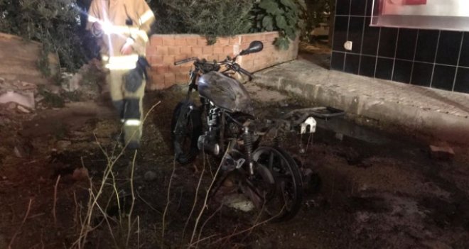 Şemikler'de park halindeki motor yandı