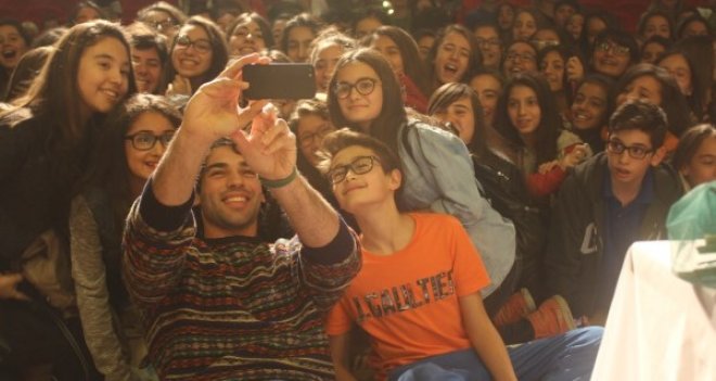 Şeref Meselesi dizisinin yıldızı Lösev için Karşıyaka'daydı