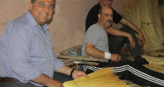 Sındır: ''vergiler esnafımızın belini büküyor!''