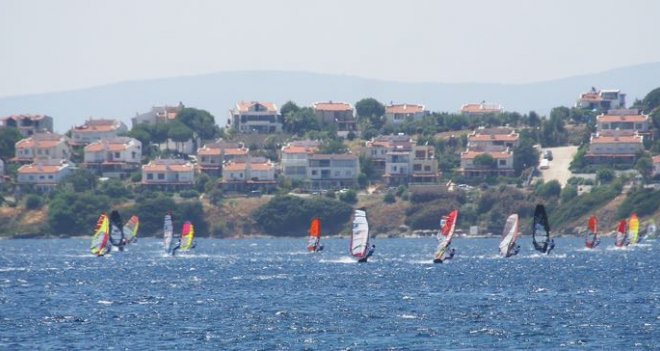 Sörf rüzgarı Seferihisar’da esti