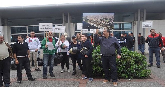 Stat için belediye önünde protesto...