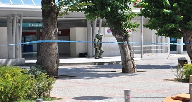 Şüpheli paket İZBAN seferlerini durdurdu...