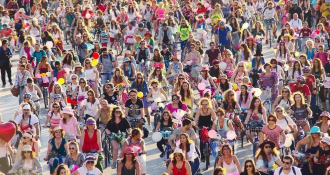 Süslü kadınlar İzmir'i işgal etti