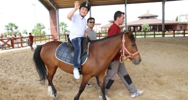 Tay Park'taki atla terapi umut oldu...