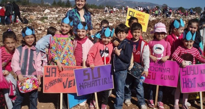 TEMA VAKFI KARŞIYAKA GÖNÜLLÜLERİNDEN ÇEVRE ATAĞI