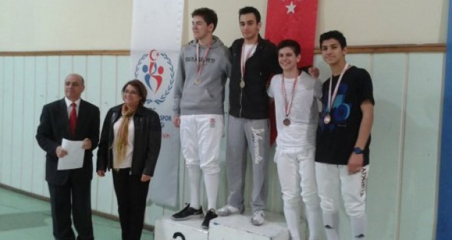 Tevfik Fikret eskrimde birinci...