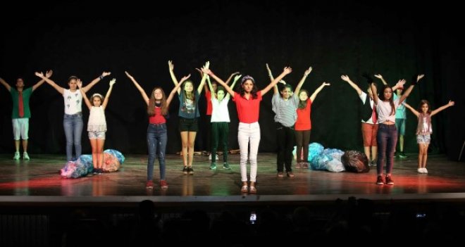 Tiyatro kursiyerleri seyirciyle buluştu