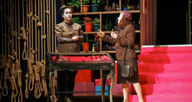 Tiyatrohane intiharı önlemek için sahnede