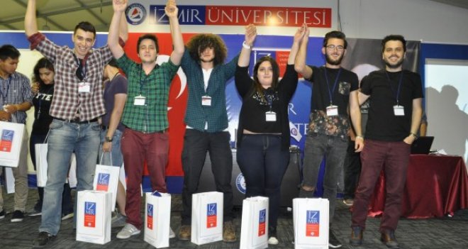 Trivia Quiz’in birincisi yine İzmir Üniversitesi