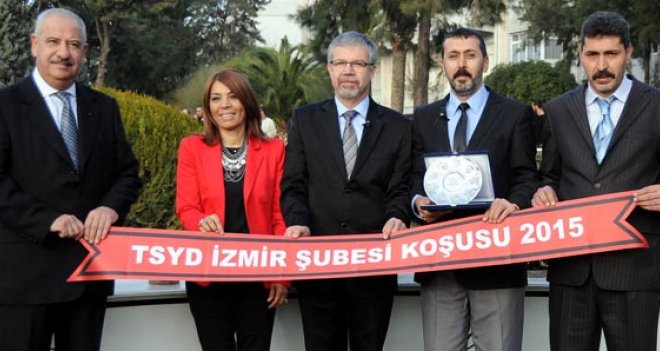 TSYD İzmir Koşusu'nu Santino kazandı