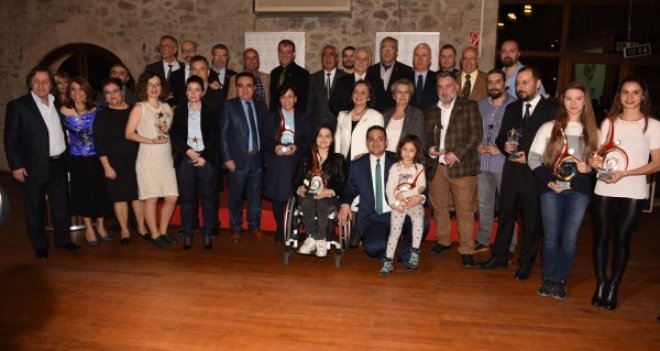 TSYD’nin Yılın Spor Adamı seçtiği Başkan Atila ödülünü aldı