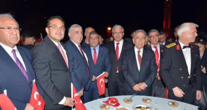 Tüm İzmir'de 29 Ekim Cumhuriyet Bayramı coşkuyla kutlandı