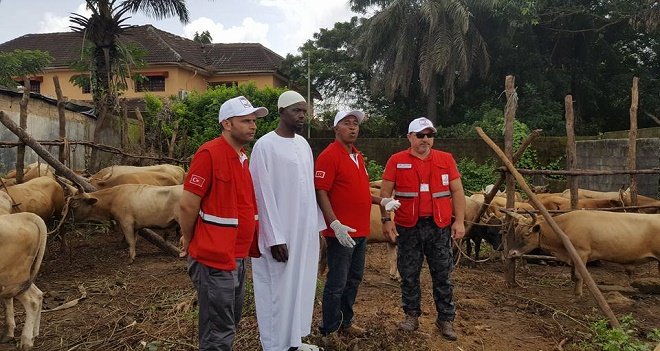 Türk Kızılayı Karşıyaka Şubesi'nin kurbanları Afrika’da yüzleri güldürdü...