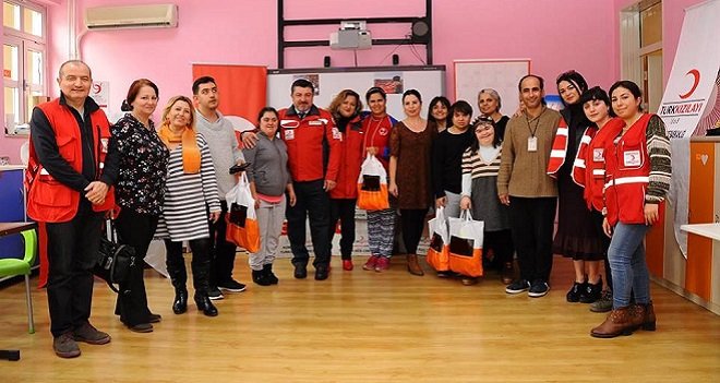 Türk Kızılayı Karşıyaka Şubesi 23 yaş zihinsel engelli 95 öğrenciyi sevindirdi