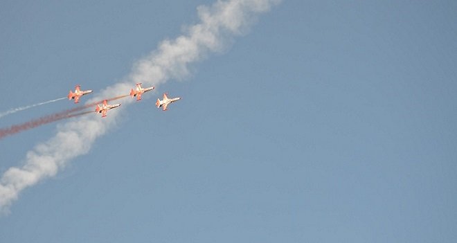 Türk Yıldızları'nın havadaki dansı Karşıyakalılar'ı büyüledi