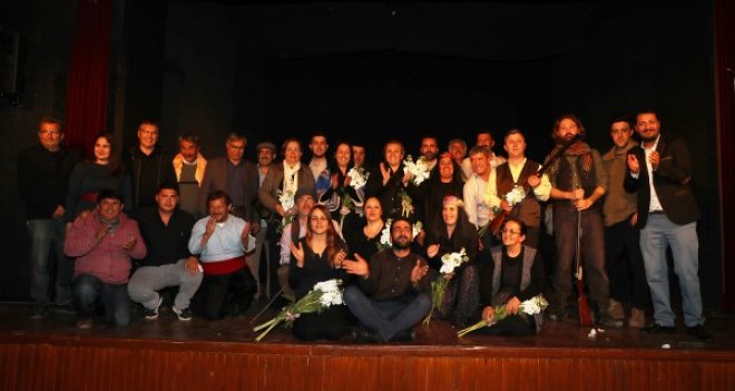 Türkiye’nin ilk köy tiyatrosunda Mungan’ın eserini köy halkı sergiledi