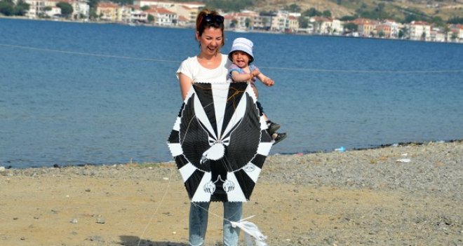 Uçurtmalar Foça’da sevgiye ve dostluğa uçtu