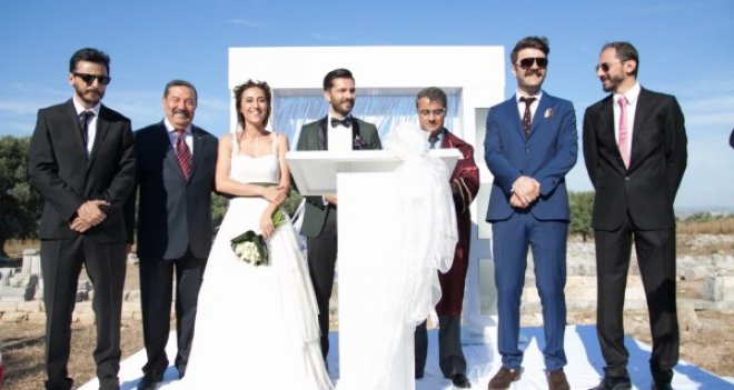 ÜNLÜ OYUNCU SEFERİHİSAR'DA EVLENDİ