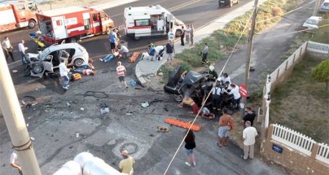 Urla 'da feci kaza: 2 Ölü, 16 yaralı!..