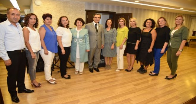 Üzülen personelini neşelendirdi