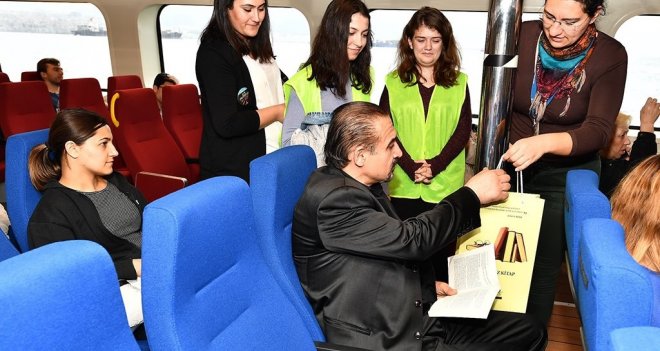 Vapurda kitap okuyan vatandaşlara hediye...