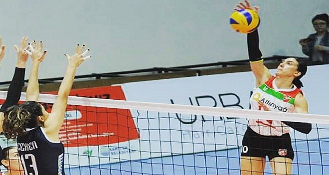 Voleybolda Karşıyaka Özateş'i rahat geçti