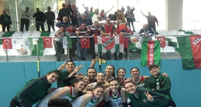 Voleybolda Karşıyaka'nın Salihli'de yüzü güldü 