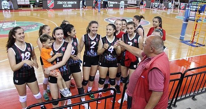 Voleybolda Karşıyaka Yıldızları Afyon'a zorlanmadı...
