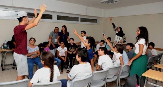 Yabancı gençler Karşıyakalı öğrencilere İngilizce öğretiyor