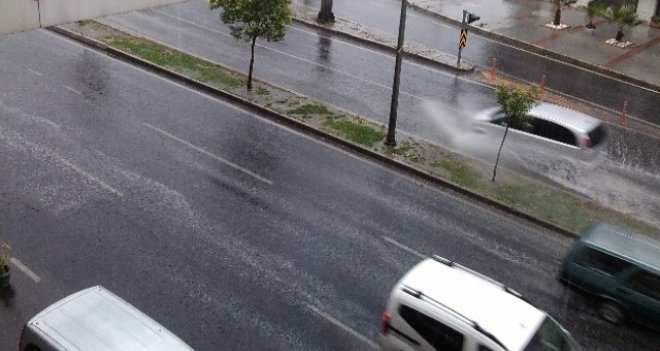 Yağış İzmir'i olumsuz etkiledi