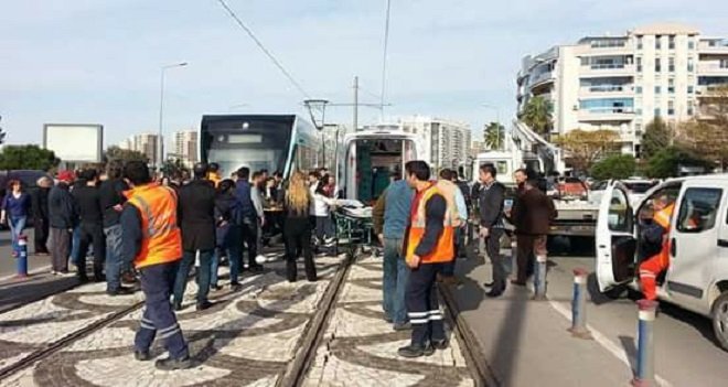 Yaşlı kadın tramvay altında kaldı