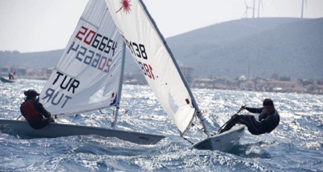 Yelkende 3 Karşıyakalı kürsüde...