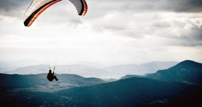 Yeni Foça, yamaç paraşütü merkezi olacak